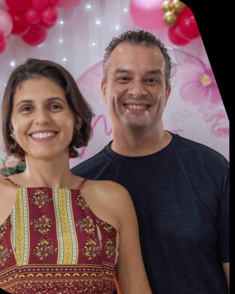 Foto dos fundadores Emmerson e Gabriela